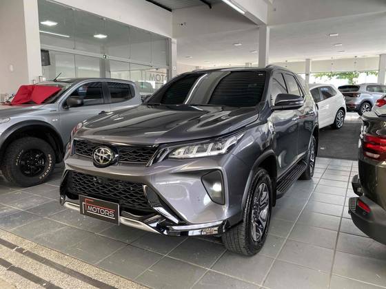 TOYOTA HILUX SW4 2.8 D-4D TURBO DIESEL DIAMOND 7L 4X4 AUTOMÁTICO